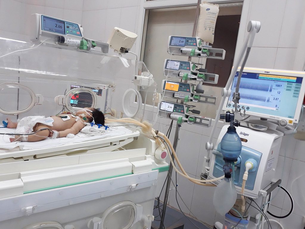 Cứu sống bé gái sơ sinh bị xuất huyết phổi nặng kèm rối loạn đông máu tại Bệnh viện Sản Nhi Bắc Giang