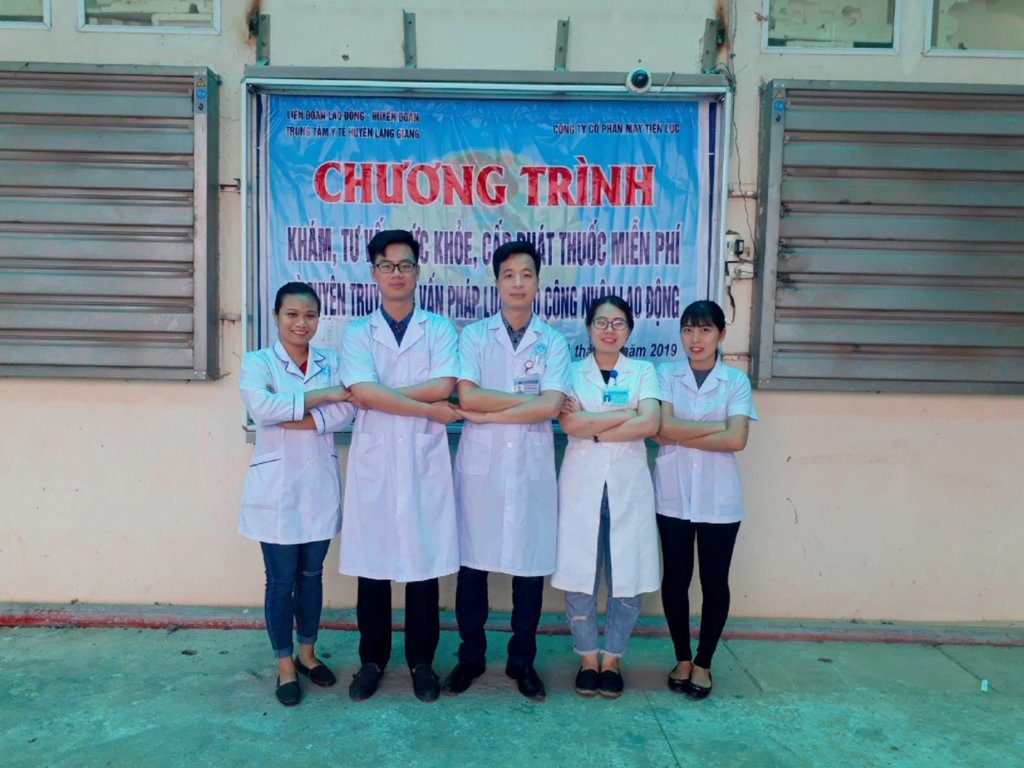 Câu lạc bộ Thầy thuốc trẻ Bệnh viện Sản Nhi Bắc Giang khám bệnh và cấp phát thuốc miễn phí cho 230 nữ công nhân may tại Huyện Lạng Giang