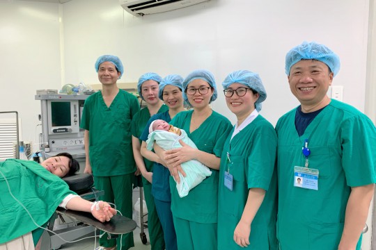 Em bé đầu tiên được thụ tinh trong ống nghiệm tại Bệnh viện Sản Nhi Bắc Giang chào đời