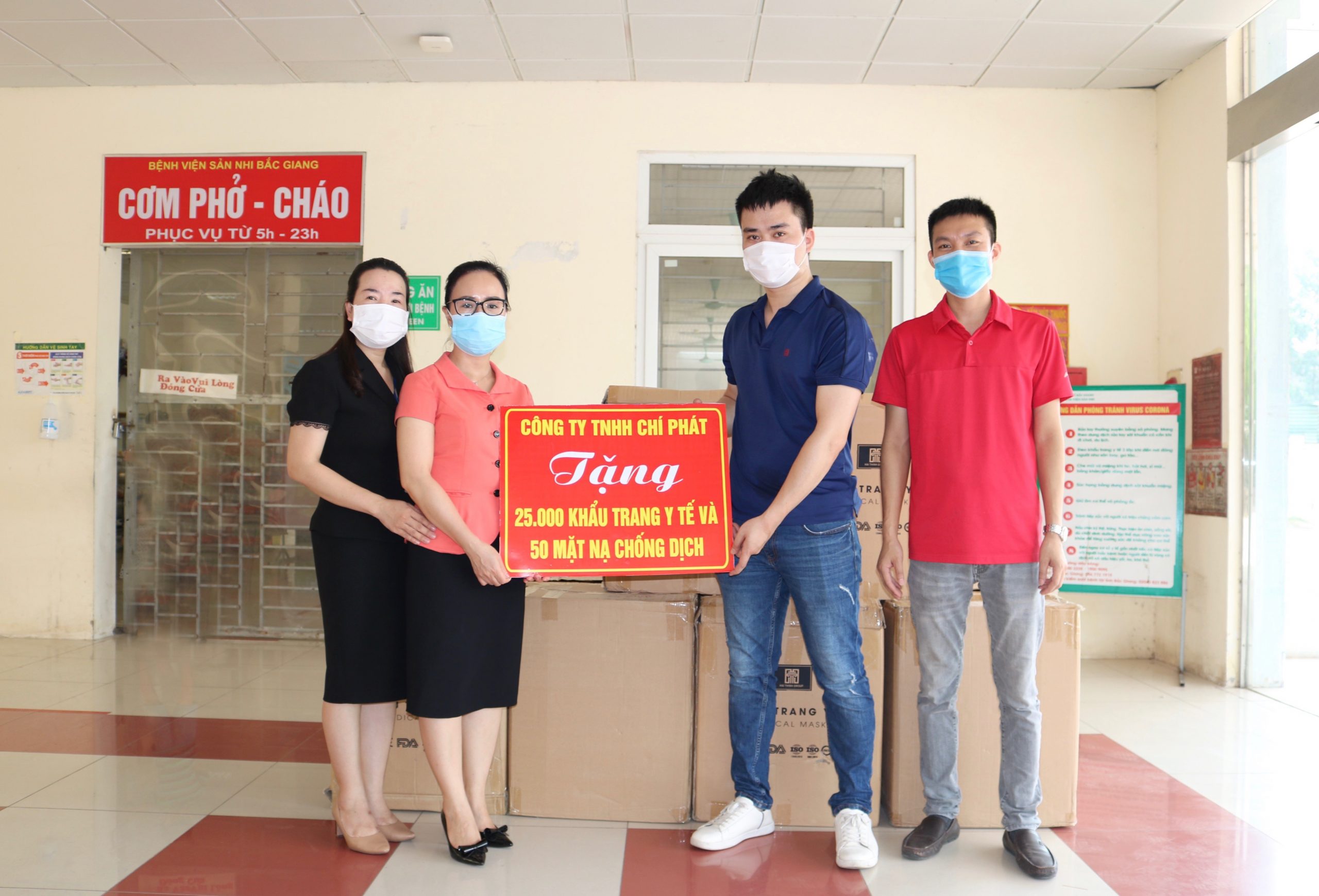 Công ty TNHH Chí Phát dành tặng 25.000 khẩu trang y tế và 100 mặt nạ chống dịch cho đội ngũ cán bộ, nhân viên y tế Bệnh viện Sản Nhi Bắc Giang