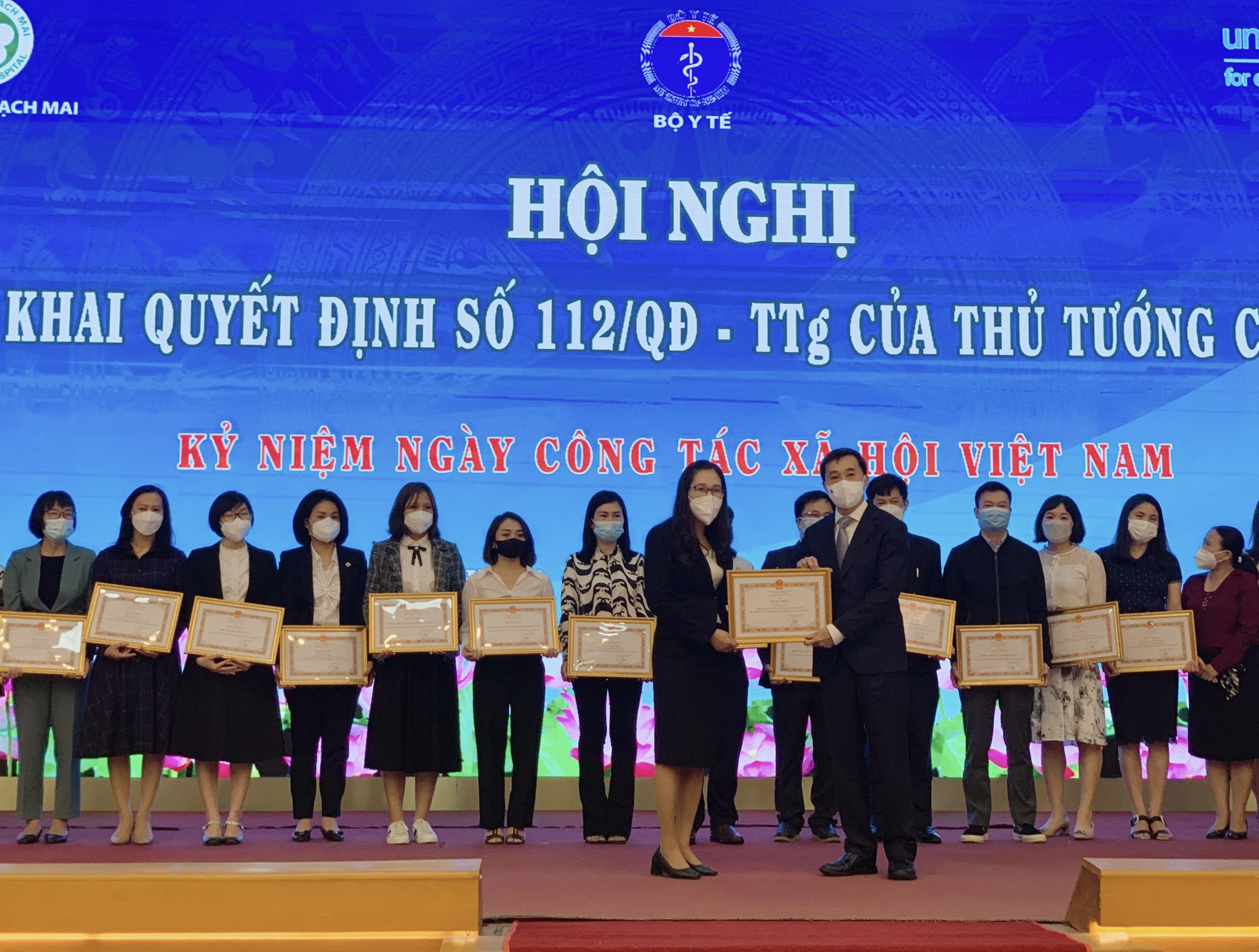 Phòng Công tác xã hội - Bệnh viện Sản Nhi Bắc Giang vinh dự đón nhận Bằng khen của Bộ trưởng Bộ Y tế
