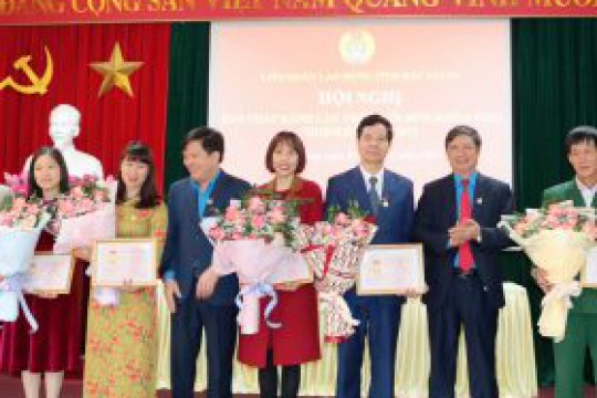 Thầy thuốc ưu tú - Bác sỹ CKII Lê Công Tước, Giám đốc Bệnh viện Sản Nhi Bắc Giang vinh dự nhận Bằng Lao động sáng tạo của Tổng Liên đoàn Lao động Việt Nam