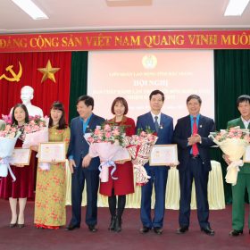 Thầy thuốc ưu tú - Bác sỹ CKII Lê Công Tước, Giám đốc Bệnh viện Sản Nhi Bắc Giang vinh dự nhận Bằng Lao động sáng tạo của Tổng Liên đoàn Lao động Việt Nam