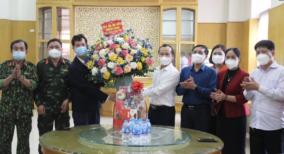Phó Chủ tịch Thường trực UBND Tỉnh Mai Sơn cùng Lãnh đạo Sở Y tế Bắc Giang thăm và chúc Tết Cơ sở thu dung, điều trị Covid-19 tại Trung tâm Điều dưỡng người có công của Tỉnh