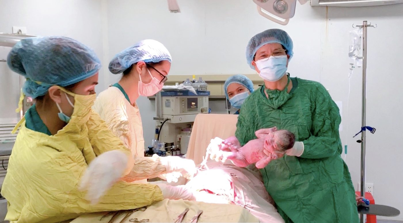 Niềm hạnh phúc vỡ oà khi được làm Mẹ sau 17 năm hiếm muộn