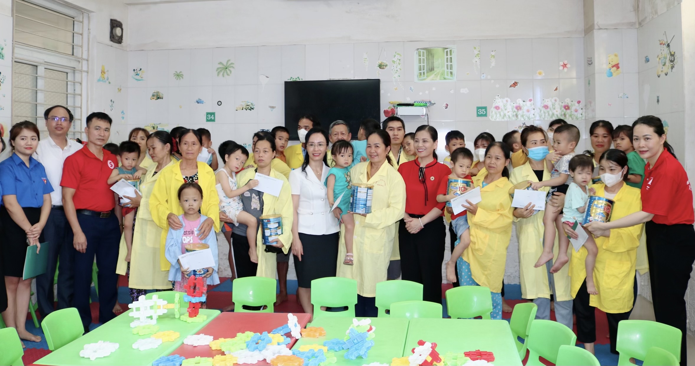 “Hành trình đỏ” năm 2023 - Trao gửi yêu thương tới những bệnh nhi nghèo tại Bệnh viện Sản Nhi Bắc Giang
