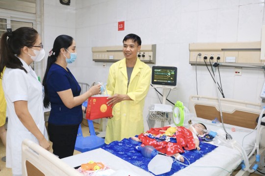 Trung thu yêu thương với các bé bệnh nhi đang điều trị tại Bệnh viện Sản Nhi Bắc Giang
