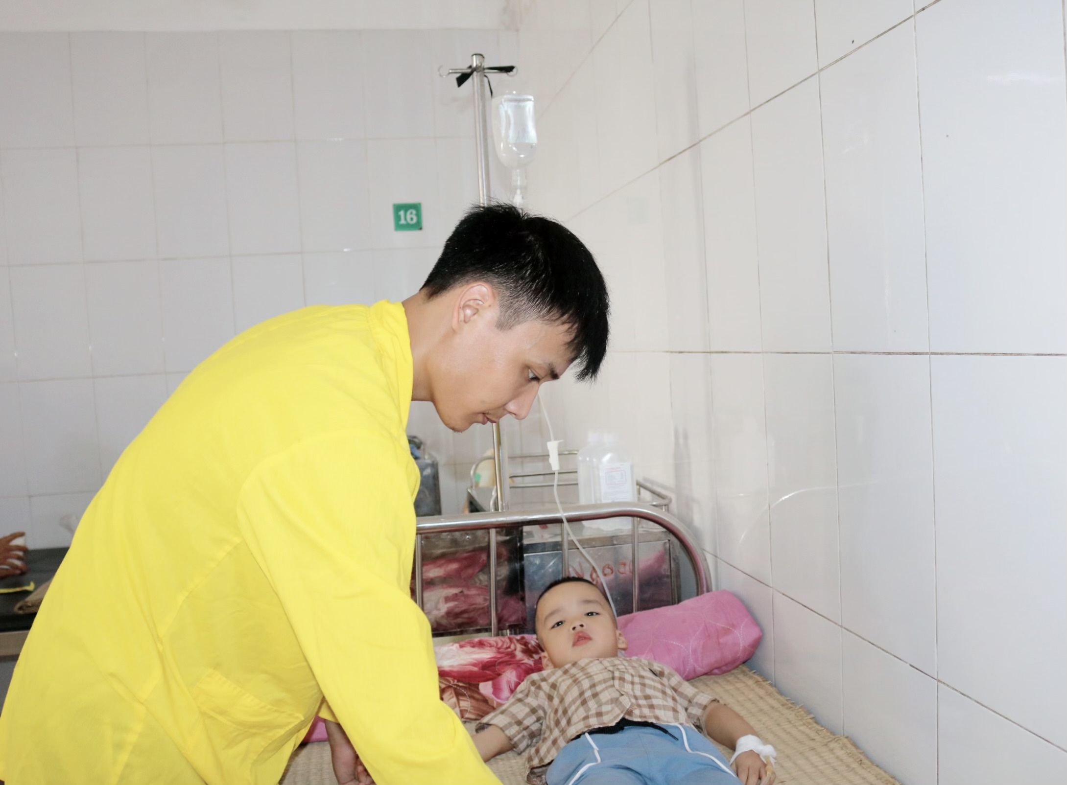 Phẫu thuật nội soi khối u nang bạch huyết rất lớn trong ổ bụng bé trai 03 tuổi tại Bệnh viện Sản Nhi Bắc Giang