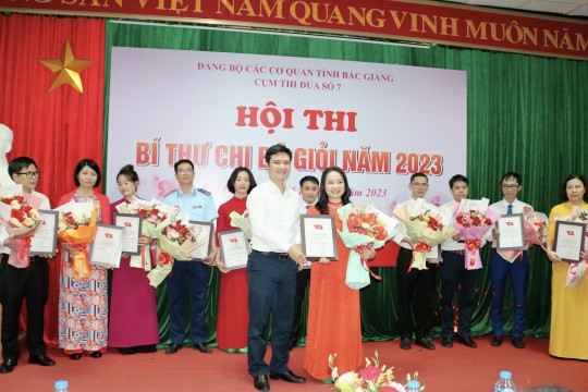 Bí thư Chi bộ Khối Sản Hoàng Vân Yến giành giải Nhất Hội thi “Bí thư chi bộ giỏi” năm 2023 - Cụm thi đua số 07