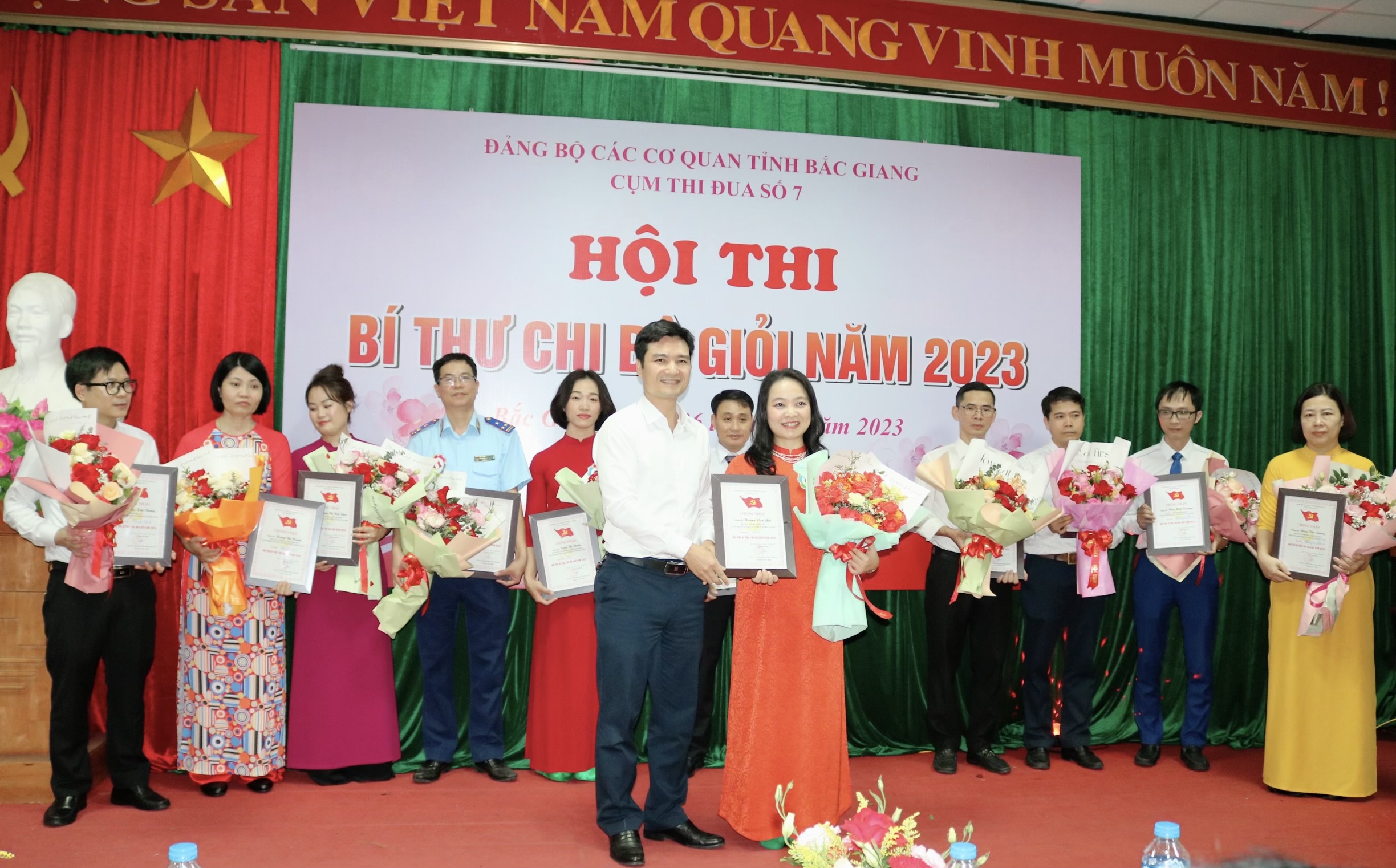 Bí thư Chi bộ Khối Sản Hoàng Vân Yến giành giải Nhất Hội thi “Bí thư chi bộ giỏi” năm 2023 - Cụm thi đua số 07