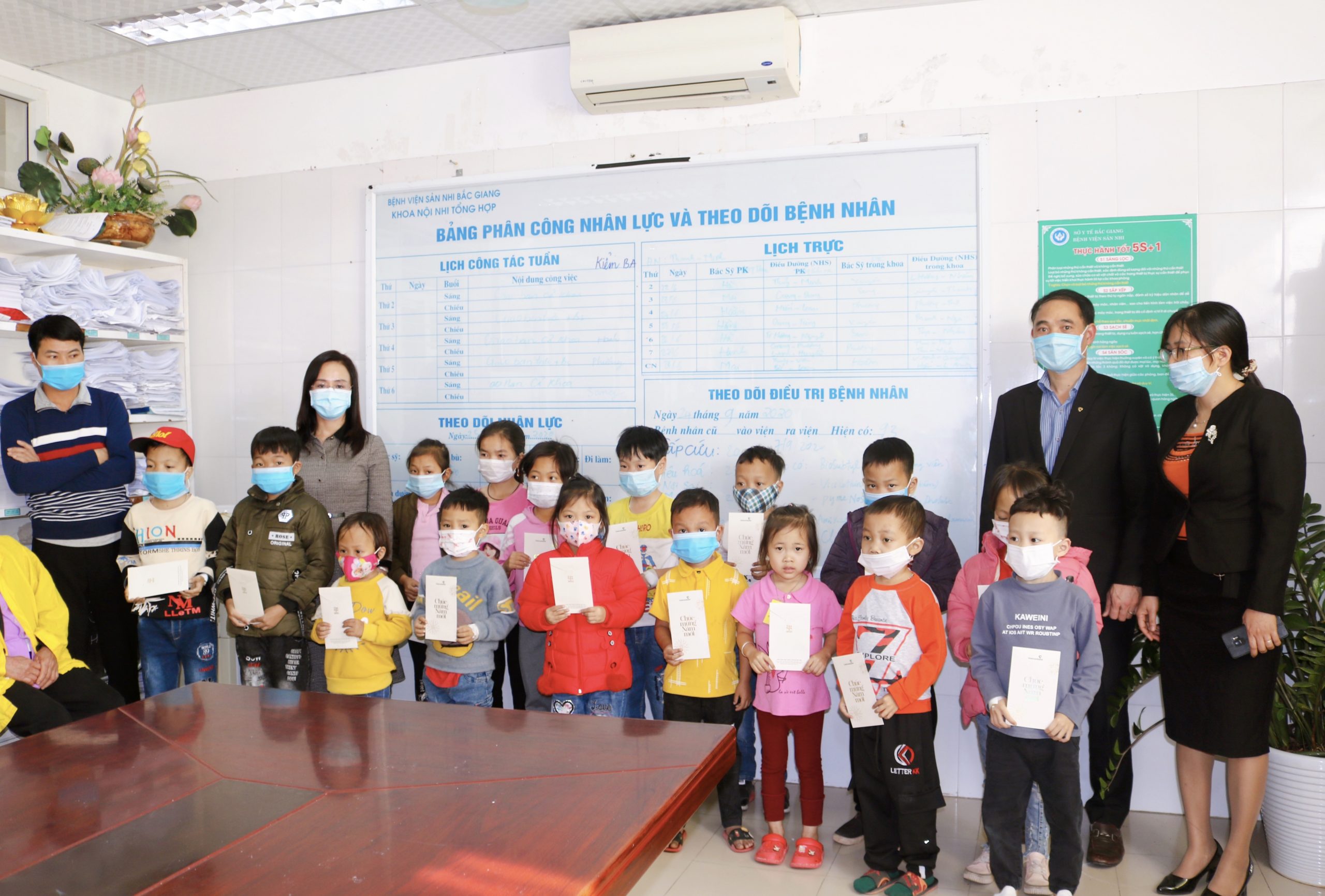 Ngân hàng Vietcombank - Chi nhánh Bắc Giang trao tặng 30 suất quà Tết cho các gia đình bệnh nhi có hoàn cảnh khó khăn tại Bệnh viện Sản Nhi Bắc Giang