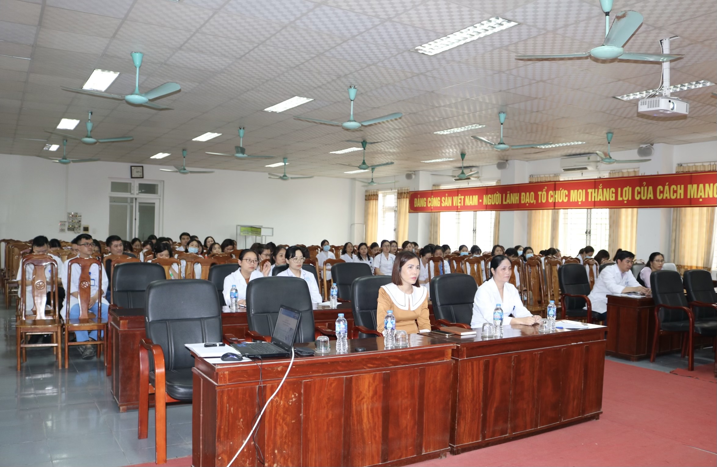 Tập huấn “Xét nghiệm khí máu động mạch trong thực hành lâm sàng” tại Bệnh viện Sản Nhi Bắc Giang