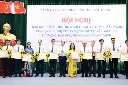 Đảng bộ Bệnh viện Sản Nhi Bắc Giang vinh dự có 01 tập thể và 02 cá nhân được trao tặng Giấy khen của Đảng ủy UBND Tỉnh