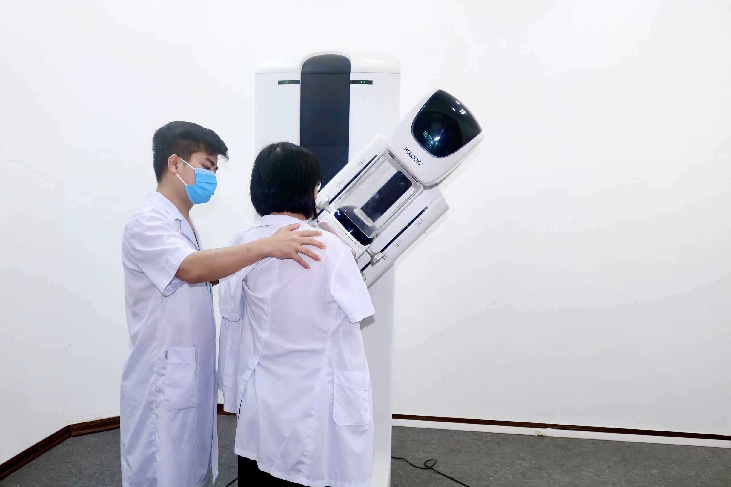 Bệnh viện Sản Nhi Bắc Giang khám sức khoẻ miễn phí cho 300 nữ đoàn viên, công nhân viên chức lao động trên địa bàn Tỉnh