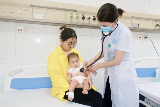Kim băng trong thực quản bé gái 05 tháng tuổi: Lời cảnh tỉnh cho các bậc phụ huynh