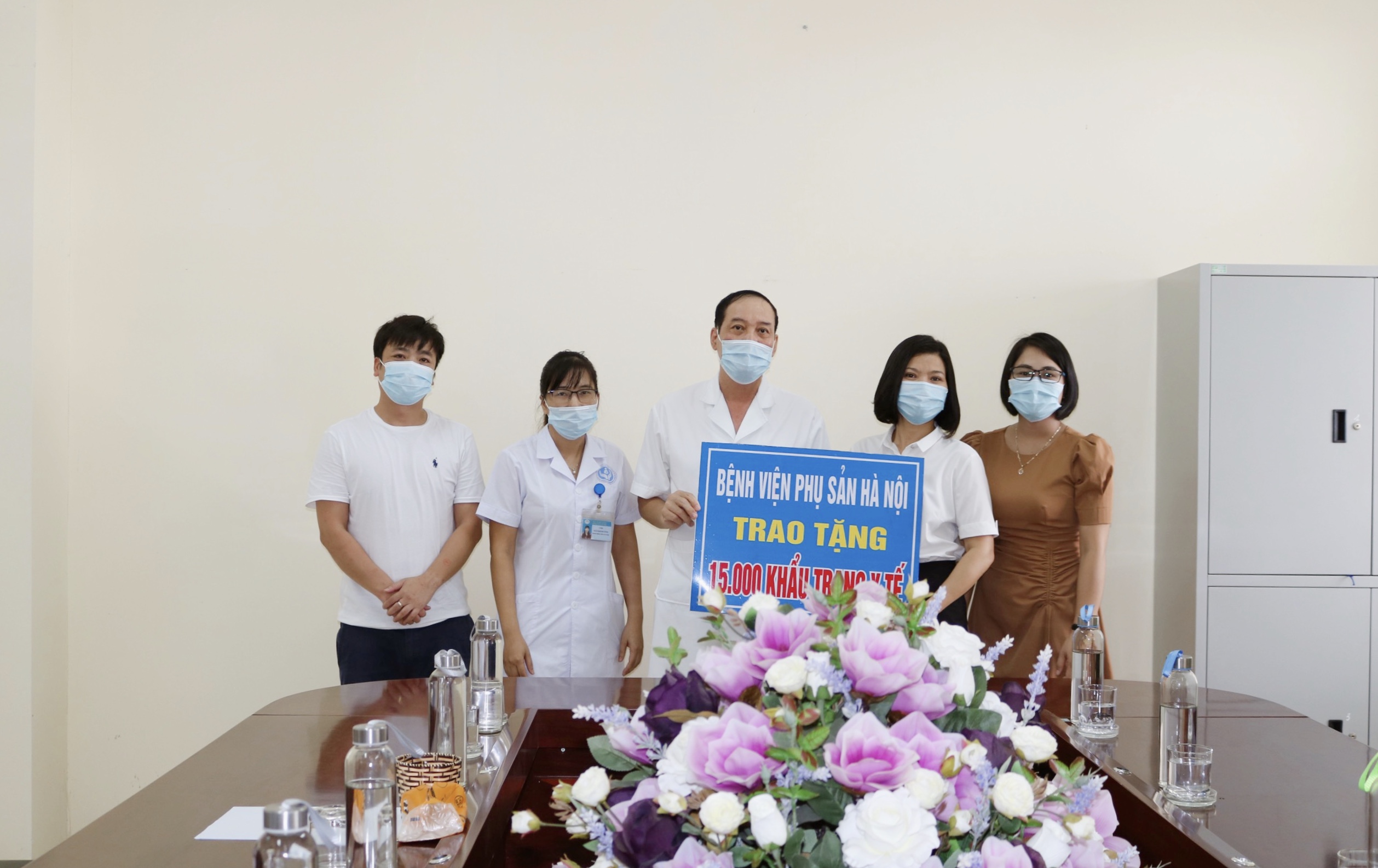 Bệnh viện Phụ Sản Hà Nội trao tặng 15.000 khẩu trang y tế cho đội ngũ y bác sỹ Bệnh viện Sản Nhi Bắc Giang