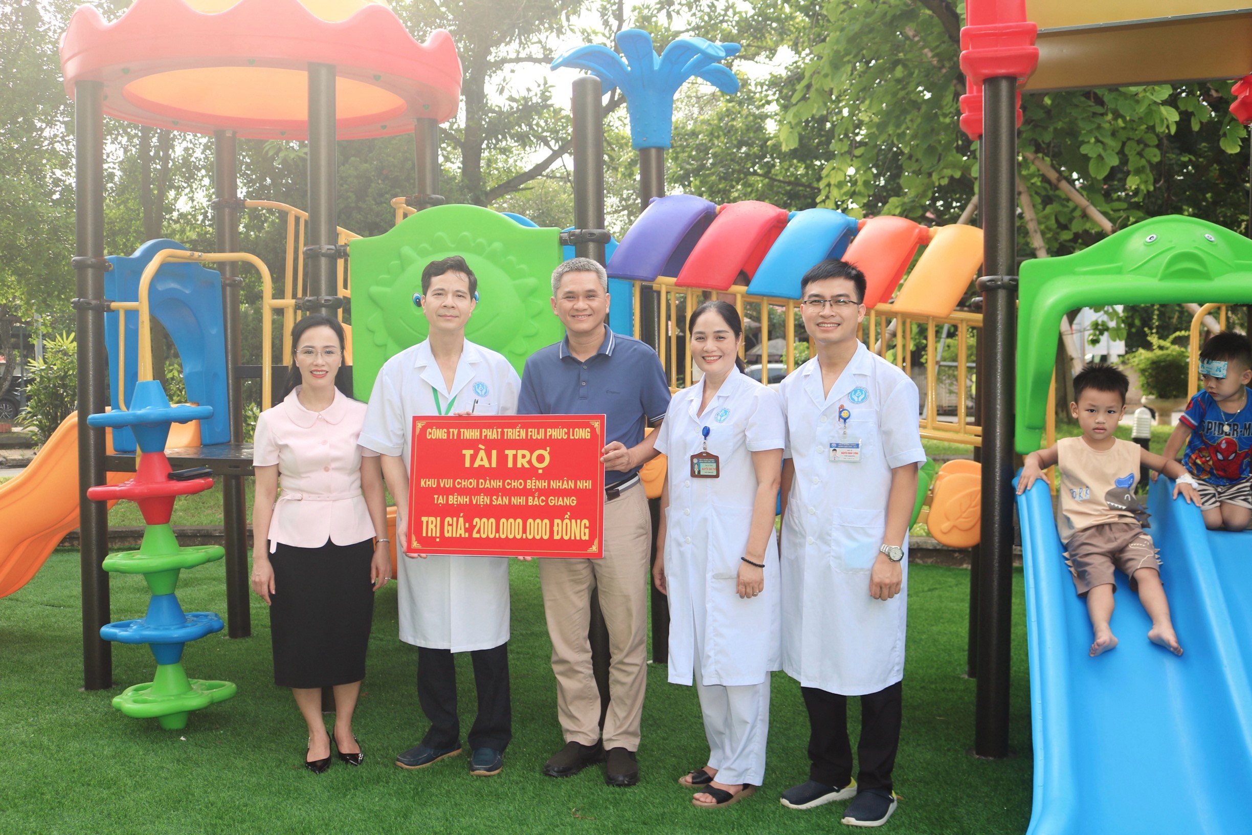 Công ty TNHH Phát triển FuJi Phúc Long trao tặng Khu vui chơi dành cho các bé bệnh nhi tại Bệnh viện Sản Nhi Bắc Giang