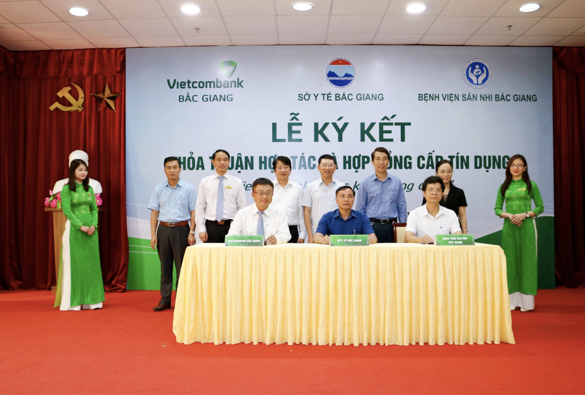 Lễ ký kết thỏa thuận hợp tác toàn diện và hợp đồng tín dụng trị giá 13 tỷ đồng giữa Bệnh viện Sản Nhi Bắc Giang và Ngân hàng Vietcombank - Chi nhánh Bắc Giang