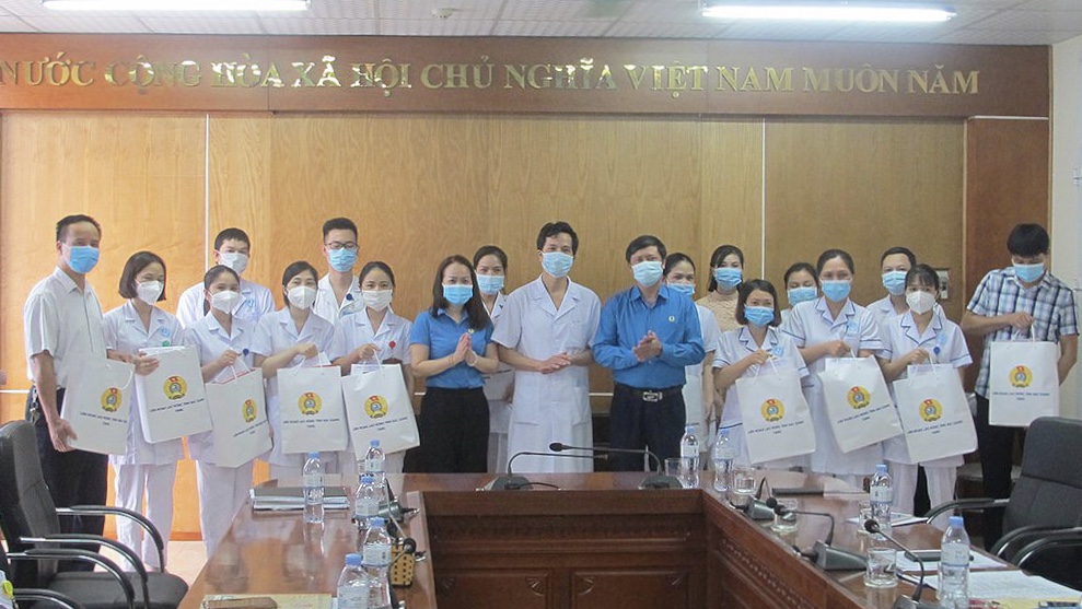 Liên đoàn Lao động tỉnh Bắc Giang và Công đoàn Ngành Y tế Tỉnh trao tặng những phần quà ý nghĩa tri ân những “chiến sỹ áo trắng” Bệnh viện Sản Nhi Bắc Giang