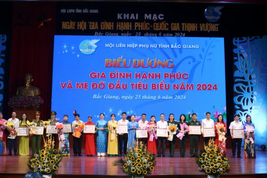 Phó Giám đốc Bệnh viện Sản Nhi Bắc Giang vinh dự nhận Bằng khen “Gia đình hạnh phúc tiêu biểu” tỉnh Bắc Giang năm 2024