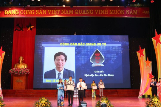 Giám đốc Bệnh viện Sản Nhi Bắc Giang Lê Công Tước vinh dự được trao tặng danh hiệu “Công dân Bắc Giang ưu tú” năm 2022