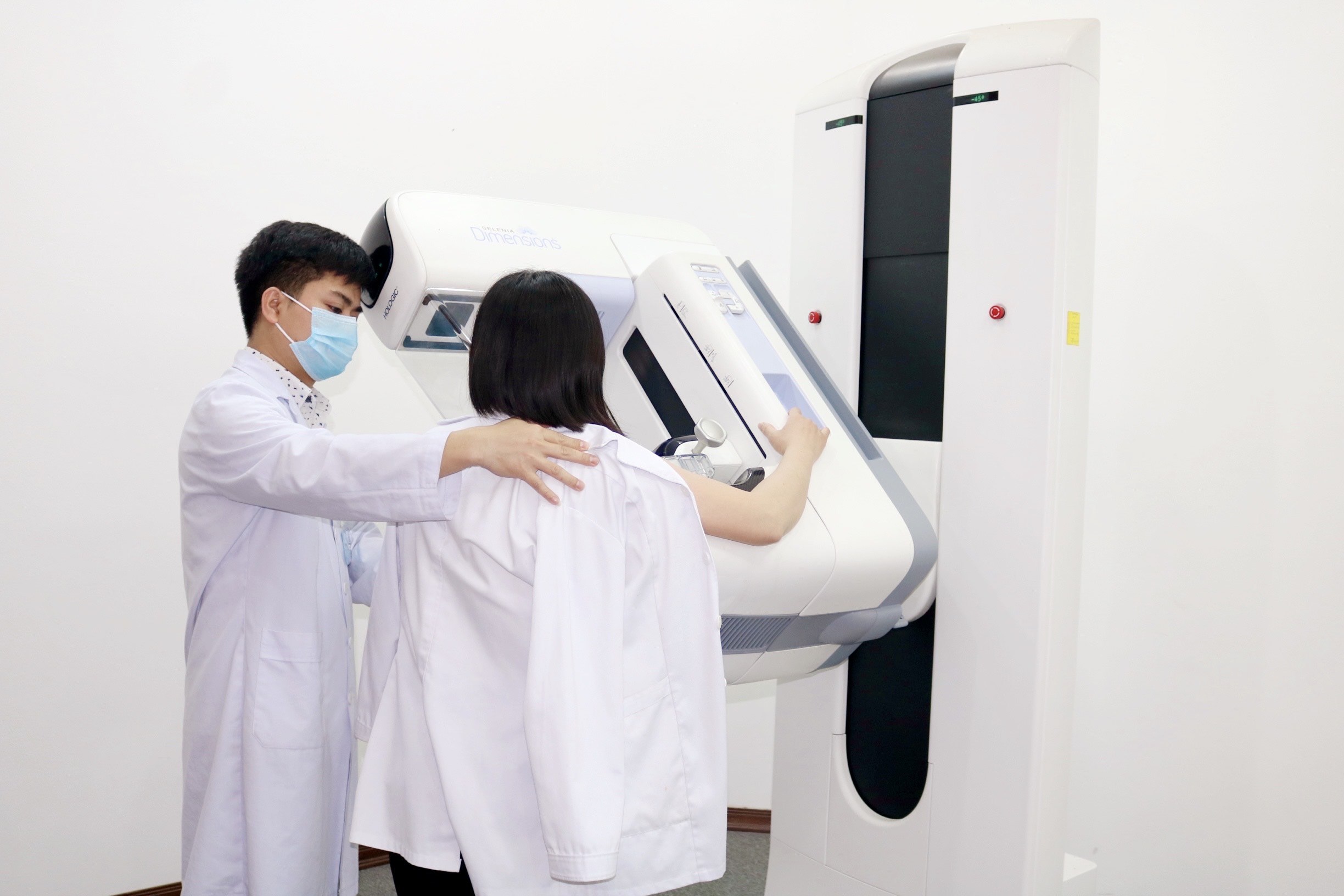 Bệnh viện Sản Nhi Bắc Giang khám sức khoẻ miễn phí cho 500 nữ đoàn viên, công nhân viên chức lao động trên địa bàn Tỉnh