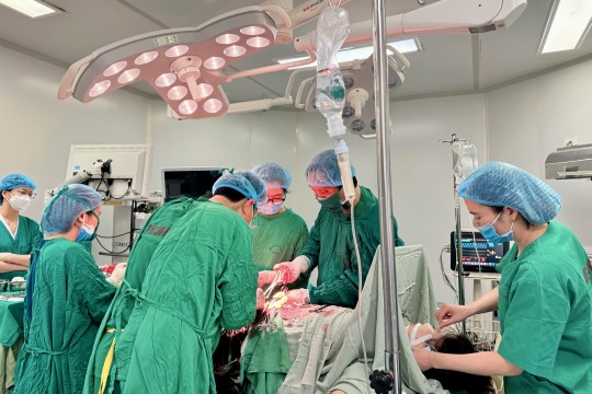 Giữ trọn 02 sự sống: Phẫu thuật lấy thai lần 04 sản phụ bị rau tiền đạo trung tâm cài răng lược tại vết mổ đẻ cũ 03 lần