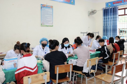 Bệnh viện Sản Nhi Bắc Giang lấy máu xét nghiệm sàng lọc bệnh tan máu bẩm sinh cho 7.000 học sinh tại huyện Sơn Động
