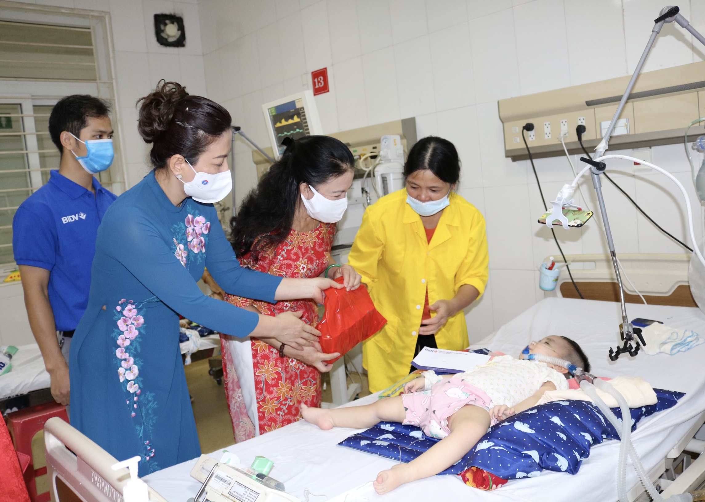 “Hành trình đỏ - Kết nối dòng máu Việt” trao tặng 20 suất quà cho bệnh nhi khó khăn đang điều trị tại Bệnh viện Sản Nhi Bắc Giang