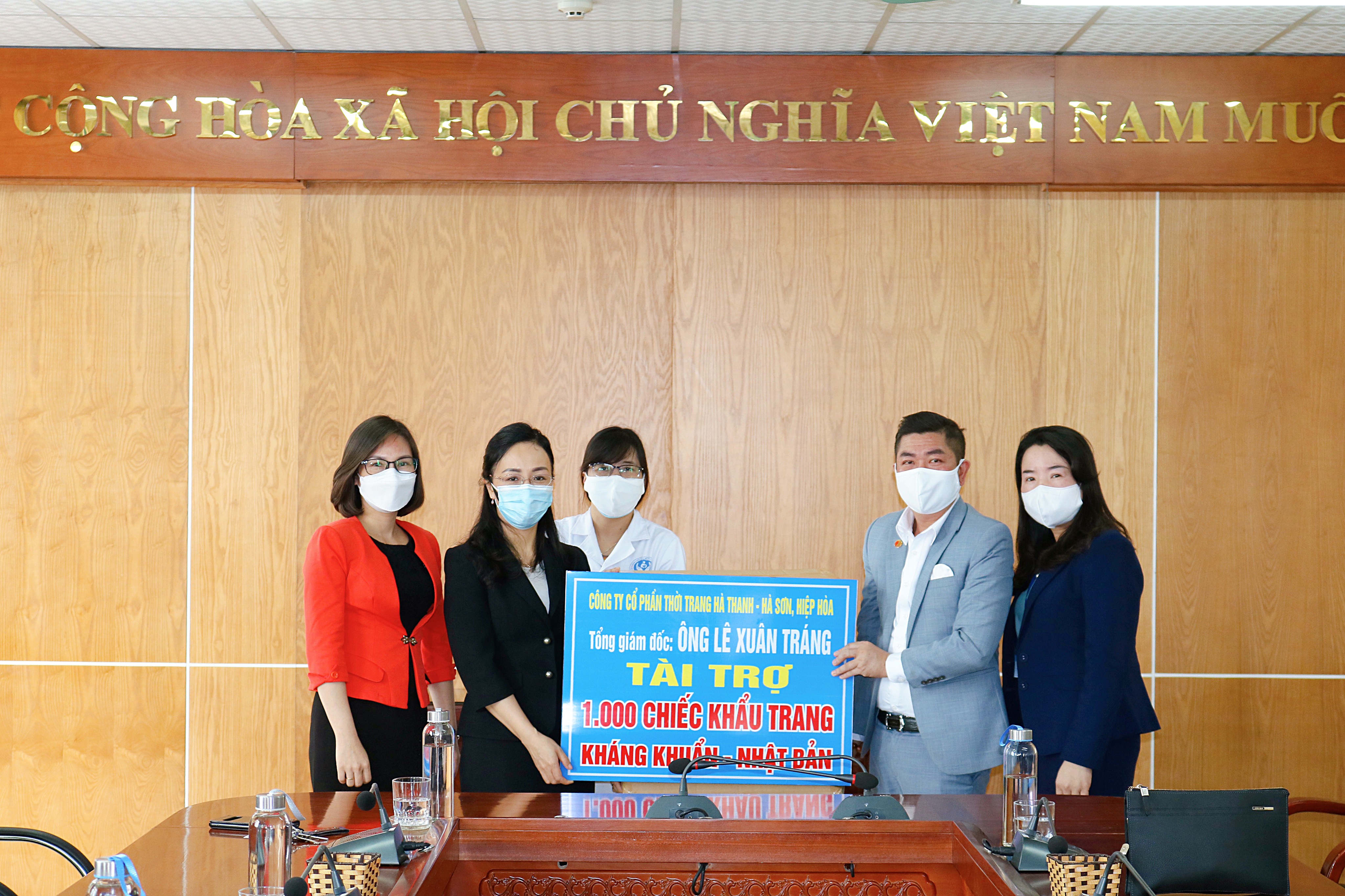 1000 khẩu trang kháng khuẩn cao cấp đạt tiêu chuẩn Nhật Bản được trao tặng cho Bệnh viện Sản Nhi Bắc Giang
