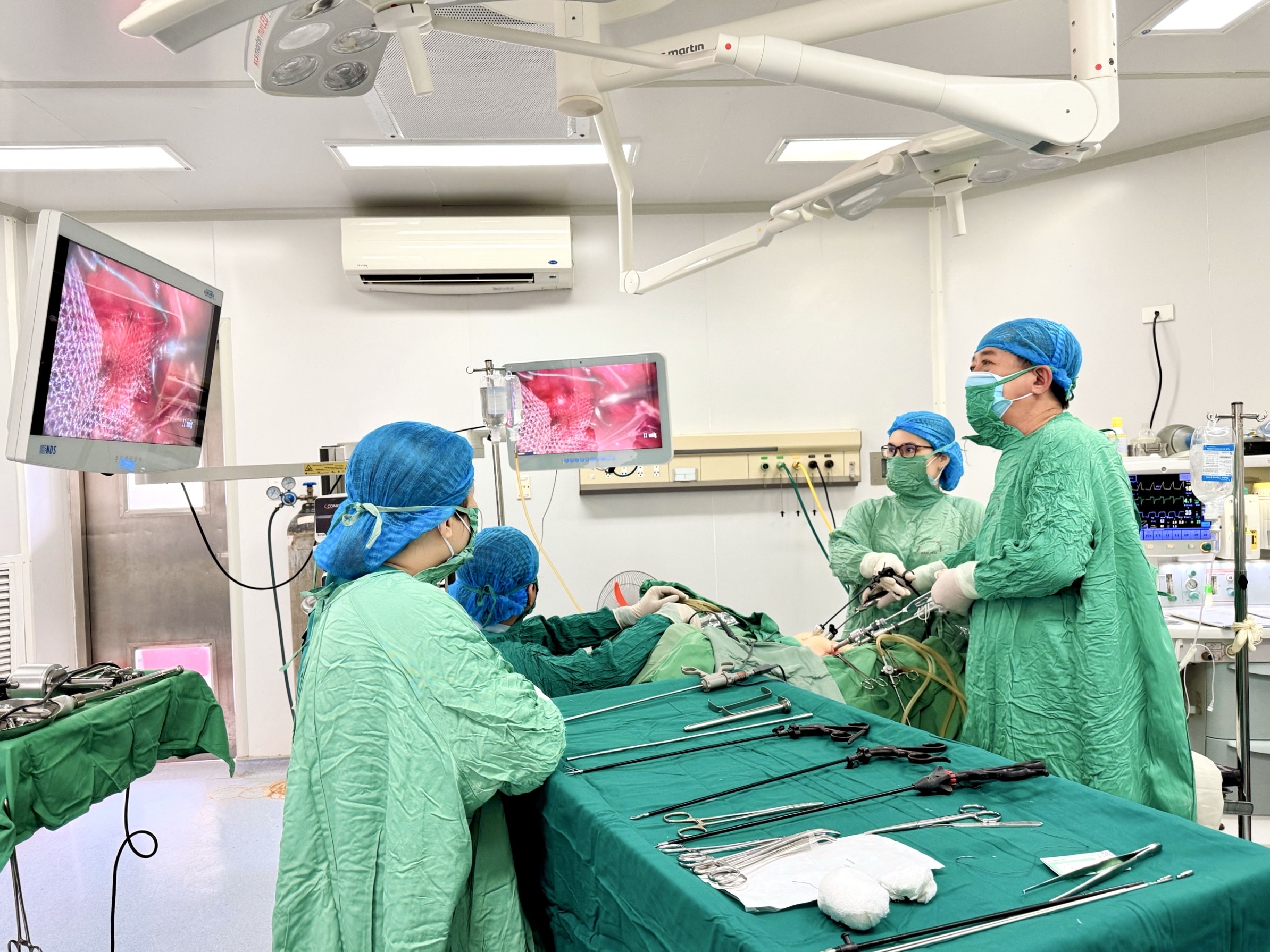 Người cao tuổi được phẫu thuật nội soi đặt tấm lưới treo tử cung điều trị sa sinh dục tại Bệnh viện Sản Nhi Bắc Giang