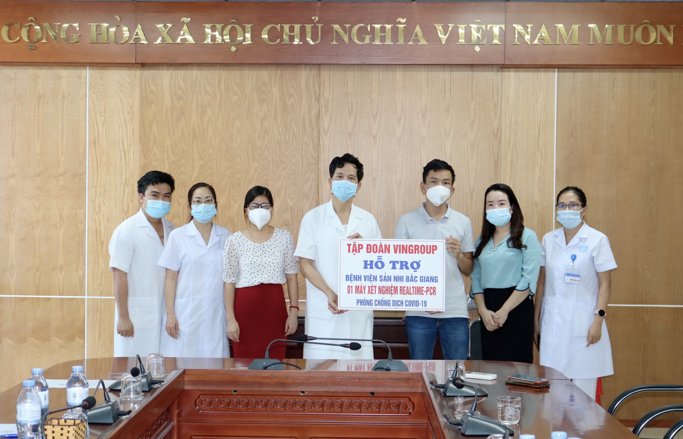 Tập đoàn Vingroup trao tặng Bệnh viện Sản Nhi Bắc Giang 01 Máy RealTime - PCR xét nghiệm vi-rút SARS-CoV-2