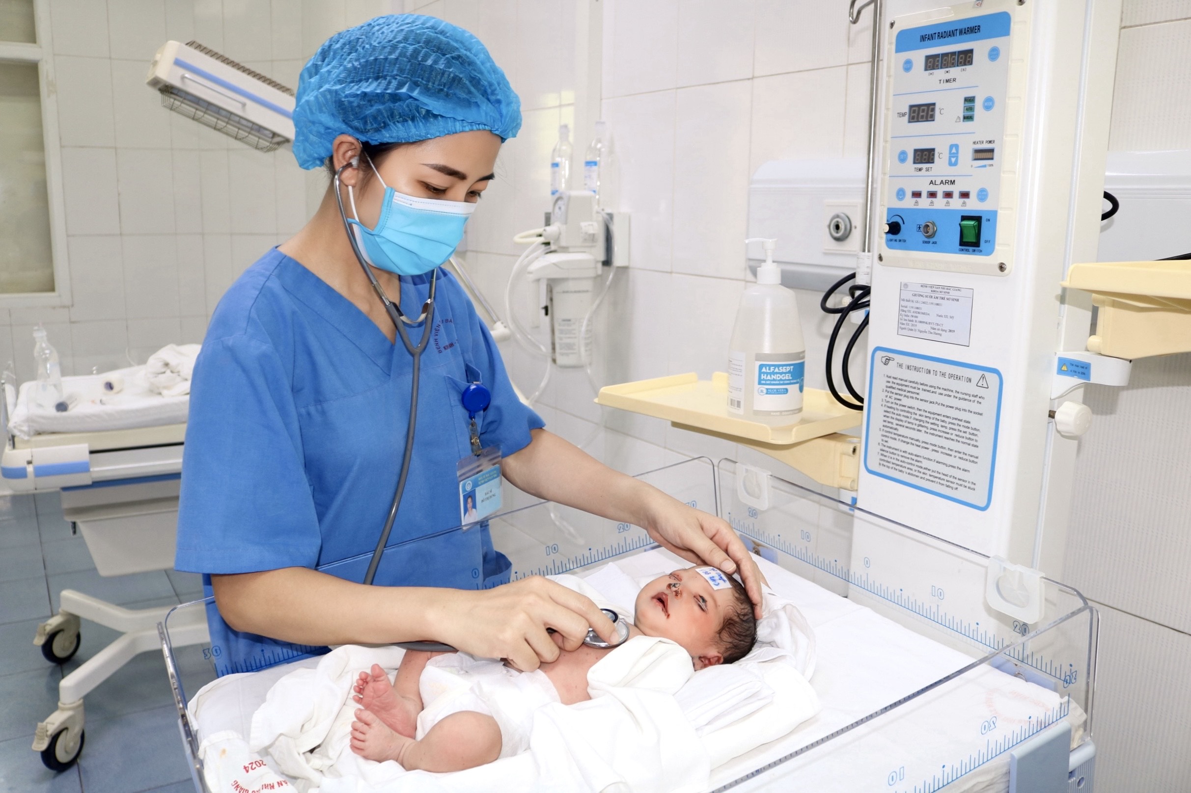 Hồi sinh sự sống cho trẻ sơ sinh bị bỏ rơi trong cơn nguy kịch khi bị hàng trăm con giòi bò khắp cơ thể
