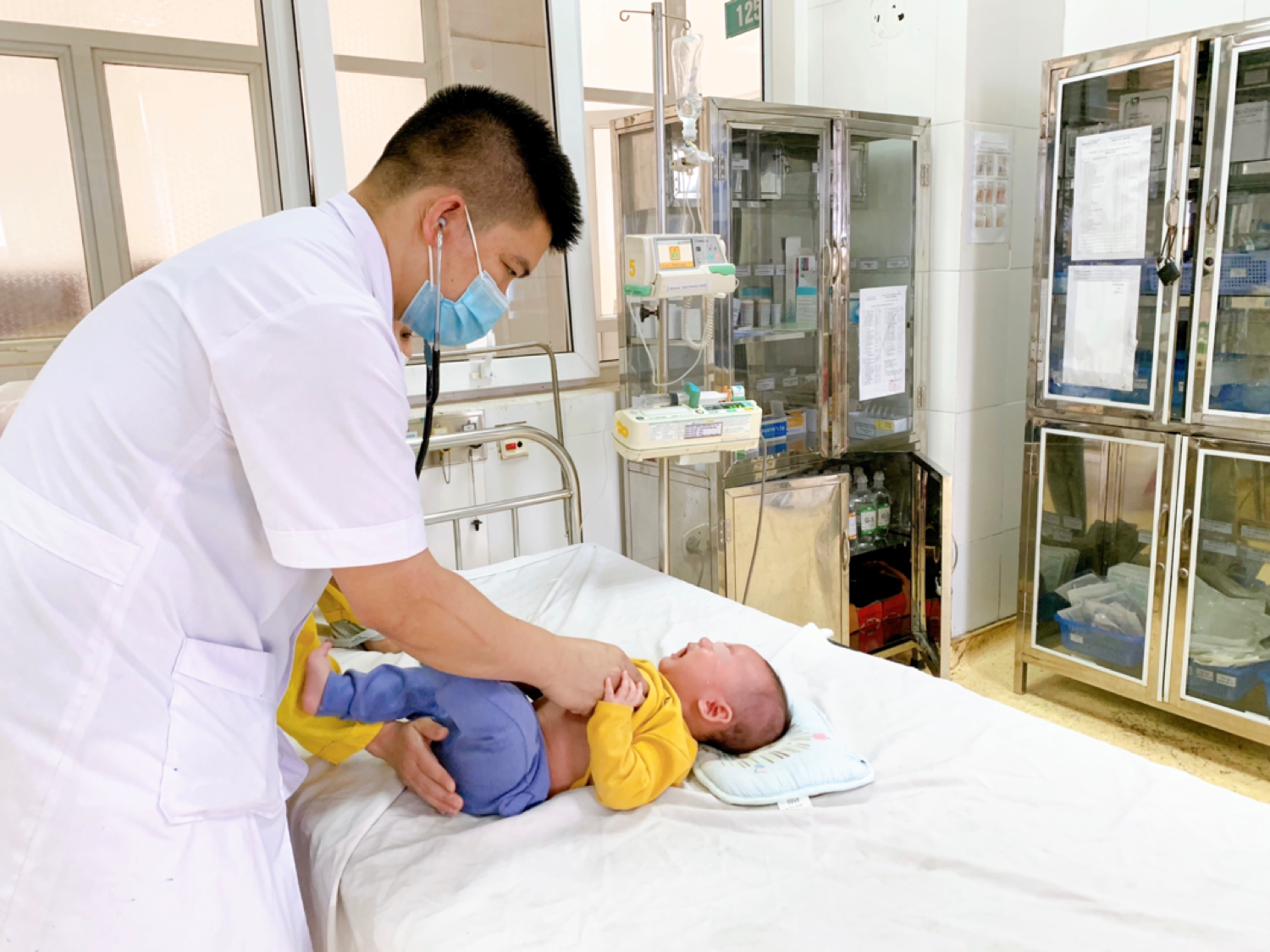 Trẻ 05 tháng tuổi bị bỏng niêm mạc mũi do phụ huynh rửa mũi nhầm bằng cồn 90 độ