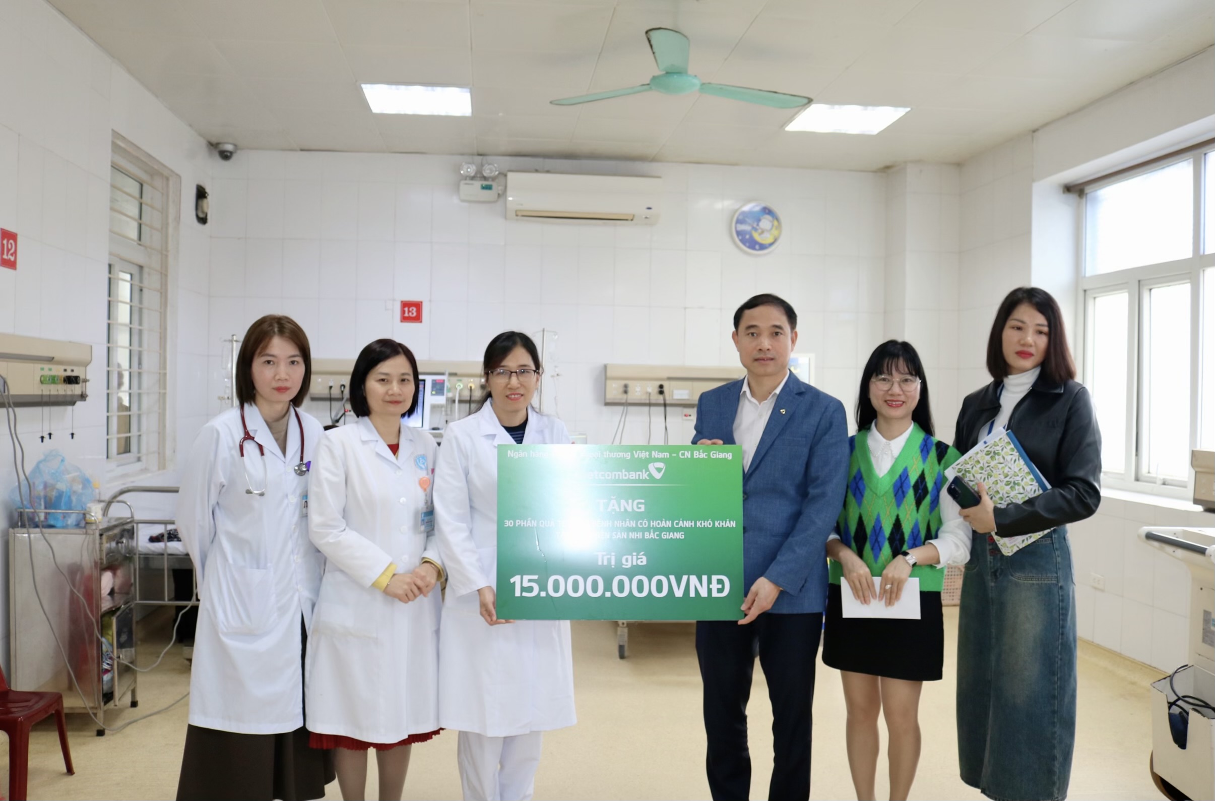 Ngân hàng Vietcombank - Chi nhánh Bắc Giang trao tặng quà Tết cho bệnh nhi khó khăn tại Bệnh viện Sản Nhi Bắc Giang