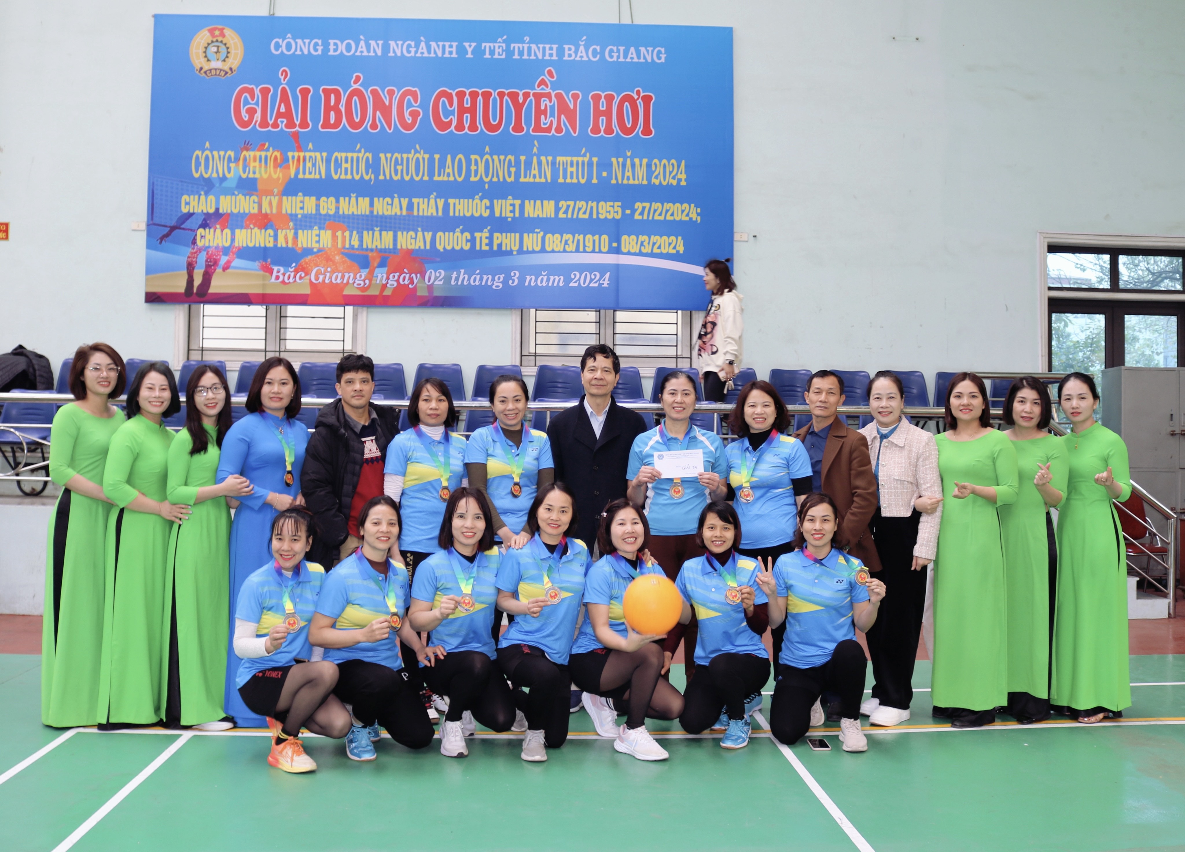 Bệnh viện Sản Nhi Bắc Giang giành Huy chương đồng Giải Bóng chuyền hơi công chức, viên chức và người lao động Ngành Y tế