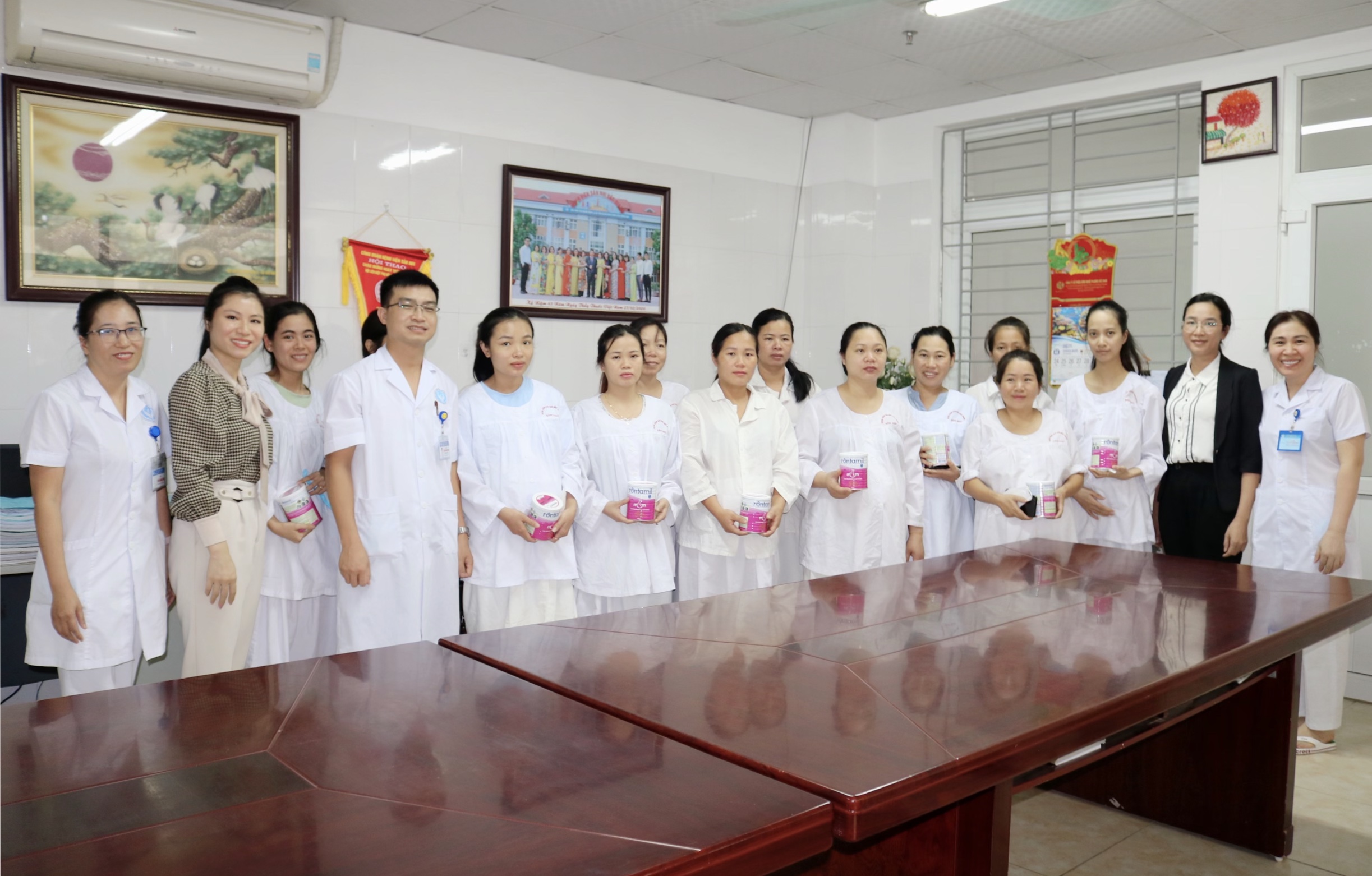 Trao tặng sữa cho 35 mẹ bầu có hoàn cảnh khó khăn tại Bệnh viện Sản Nhi Bắc Giang