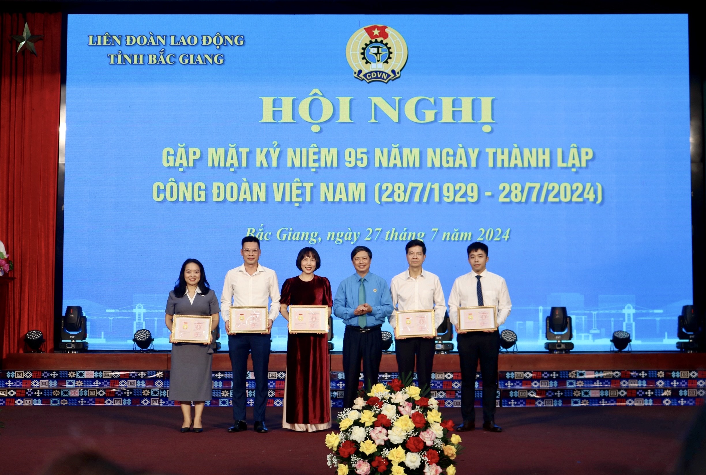 Cán bộ đoàn viên công đoàn Bệnh viện Sản Nhi Bắc Giang nhận Bằng Lao động sáng tạo của Tổng Liên đoàn Lao động Việt Nam