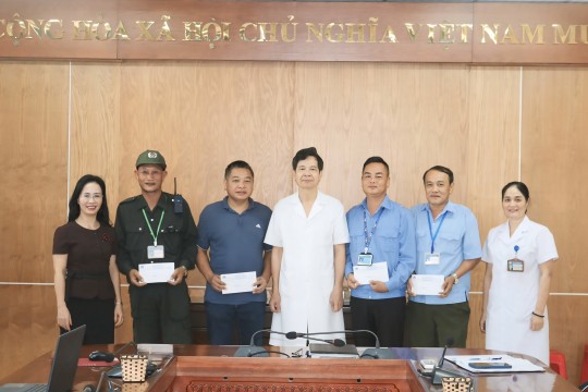 Khen thưởng đột xuất 04 cá nhân có thành tích xuất sắc trong bắt giữ đối tượng trộm cắp tài sản và chữa cháy cứu người