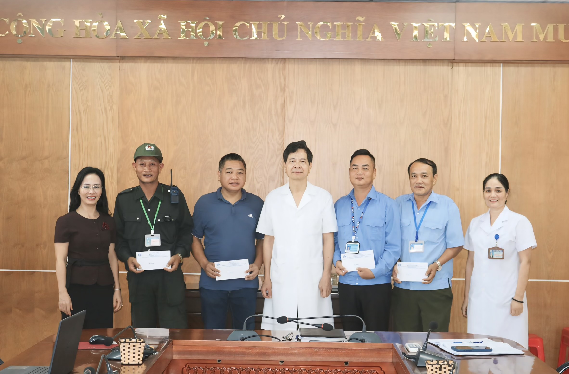 Khen thưởng đột xuất 04 cá nhân có thành tích xuất sắc trong bắt giữ đối tượng trộm cắp tài sản và chữa cháy cứu người