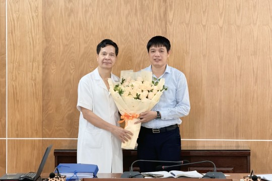 Thầy thuốc ưu tú – Bác sỹ CKII Lê Công Tước - Giám đốc Bệnh viện tặng hoa chúc mừng Thạc sỹ Nguyễn Đức Tuyến