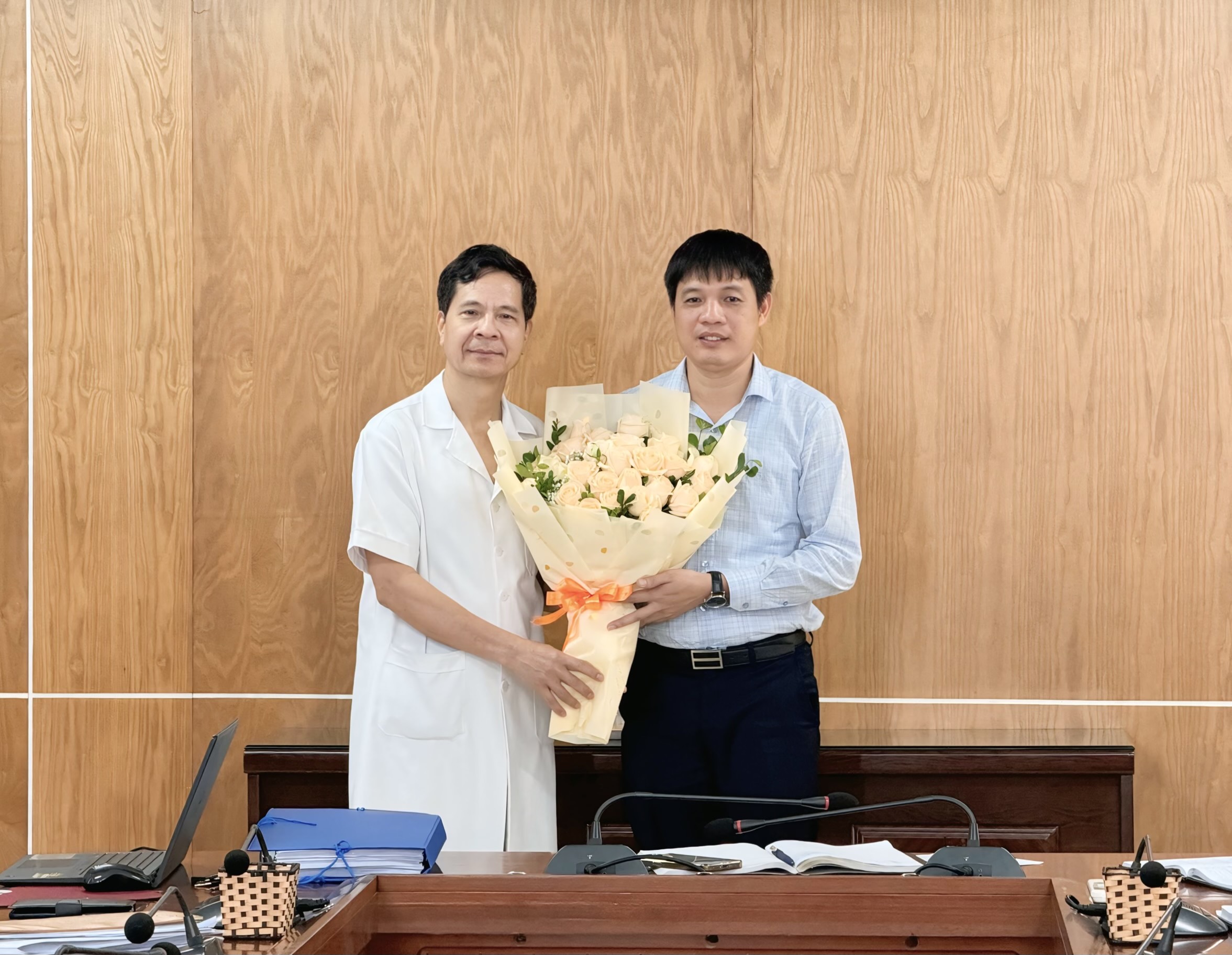 Thầy thuốc ưu tú – Bác sỹ CKII Lê Công Tước - Giám đốc Bệnh viện tặng hoa chúc mừng Thạc sỹ Nguyễn Đức Tuyến