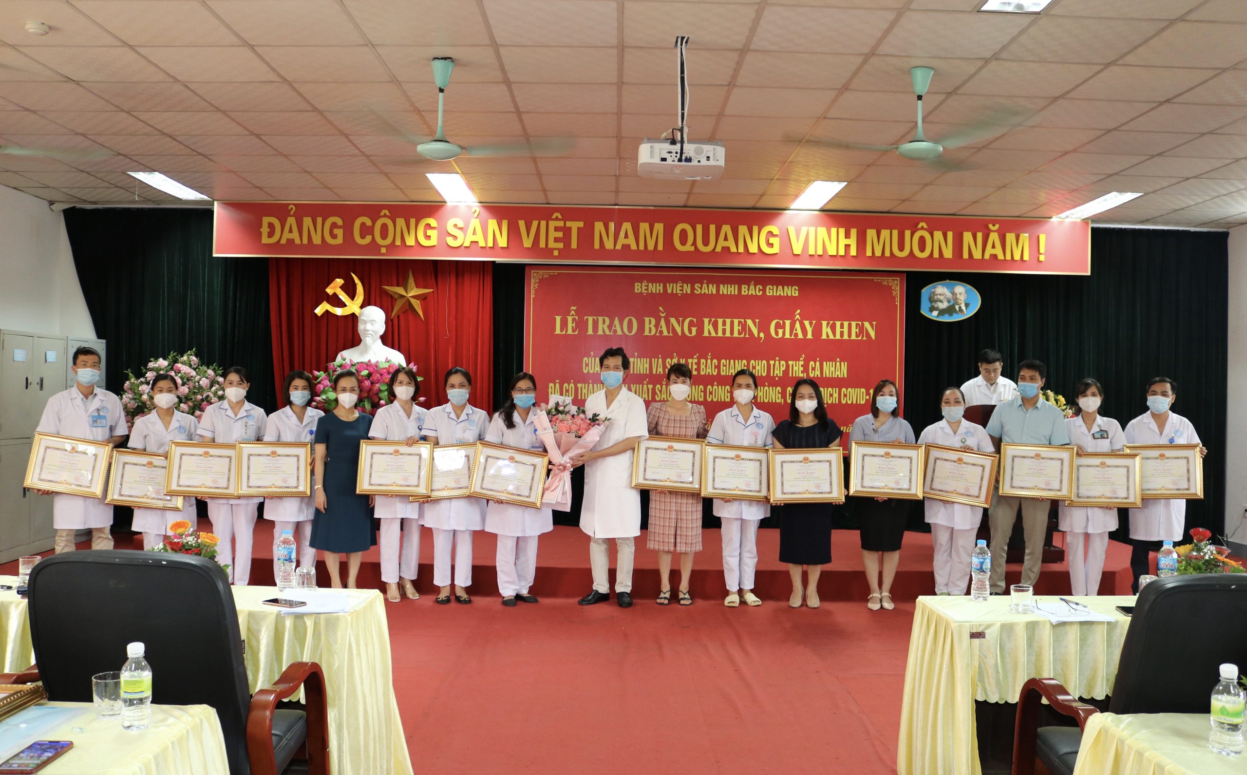 Lễ trao tặng Bằng khen, Giấy khen cho các tập thể, cá nhân có thành tích xuất sắc trong công tác phòng, chống dịch Covid-19