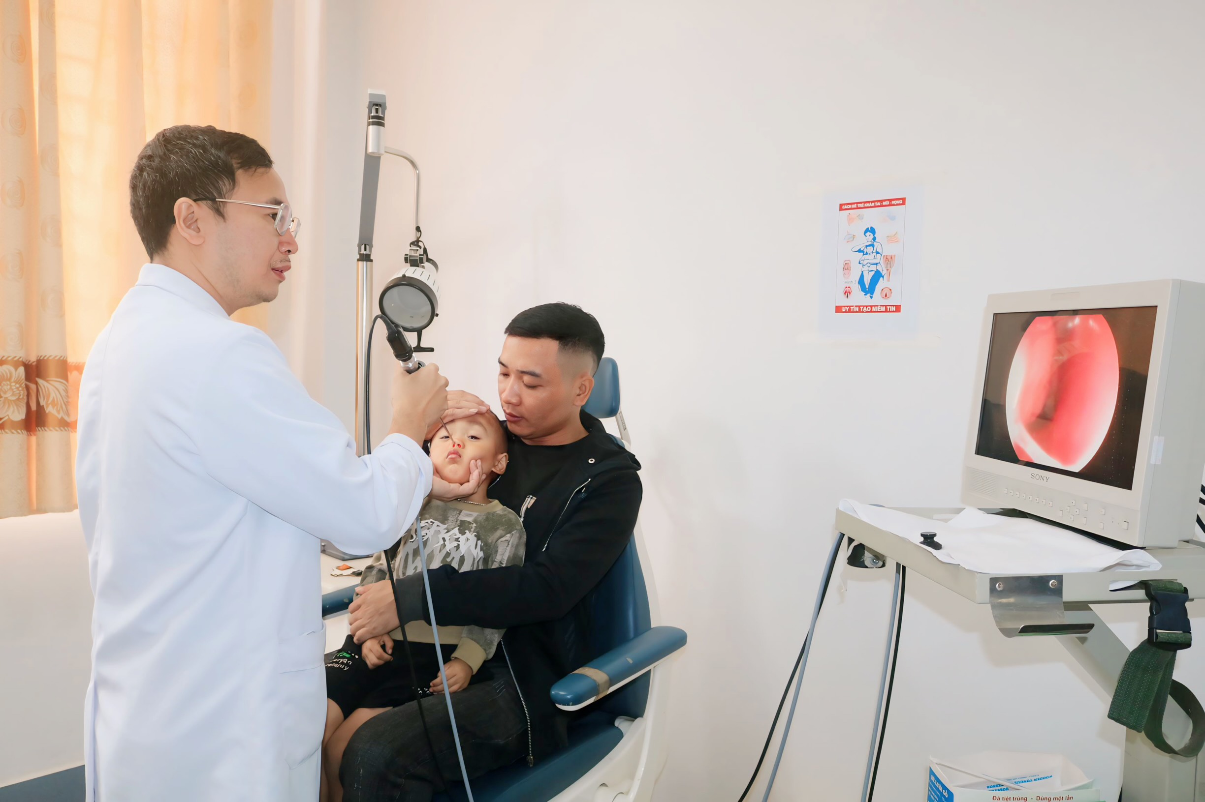 Răng mọc ở mũi bé trai 04 tuổi