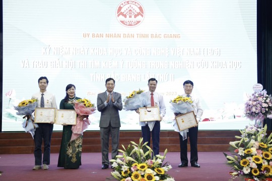 Thầy thuốc ưu tú – Bác sỹ CKII Lê Công Tước, Giám đốc Bệnh viện Sản Nhi Bắc Giang vinh dự nhận Kỷ niệm chương “Vì sự ngh