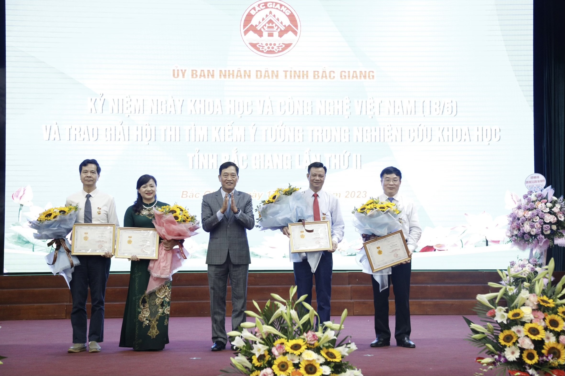 Thầy thuốc ưu tú – Bác sỹ CKII Lê Công Tước, Giám đốc Bệnh viện Sản Nhi Bắc Giang vinh dự nhận Kỷ niệm chương “Vì sự ngh