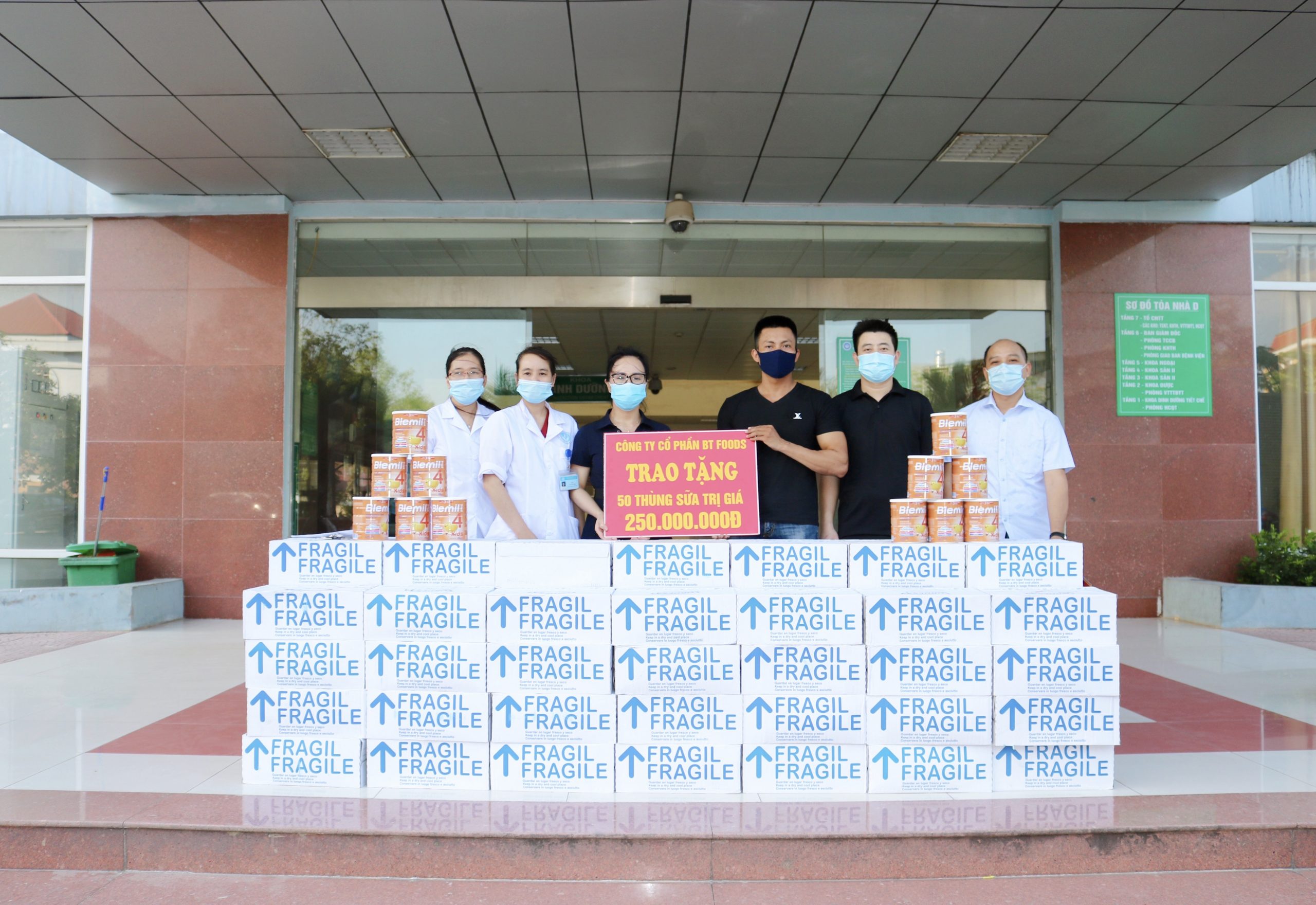 100 thùng sữa bột trị giá 500 triệu đồng được trao tặng cho nhân viên y tế và bệnh nhân đang điều trị tại Bệnh viện Sản Nhi Bắc Giang