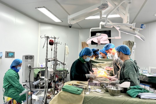 Phẫu thuật vá lỗ thông liên nhĩ và thắt ống động mạch rất lớn cho bé trai 3,8kg tại Bệnh viện Sản Nhi Bắc Giang