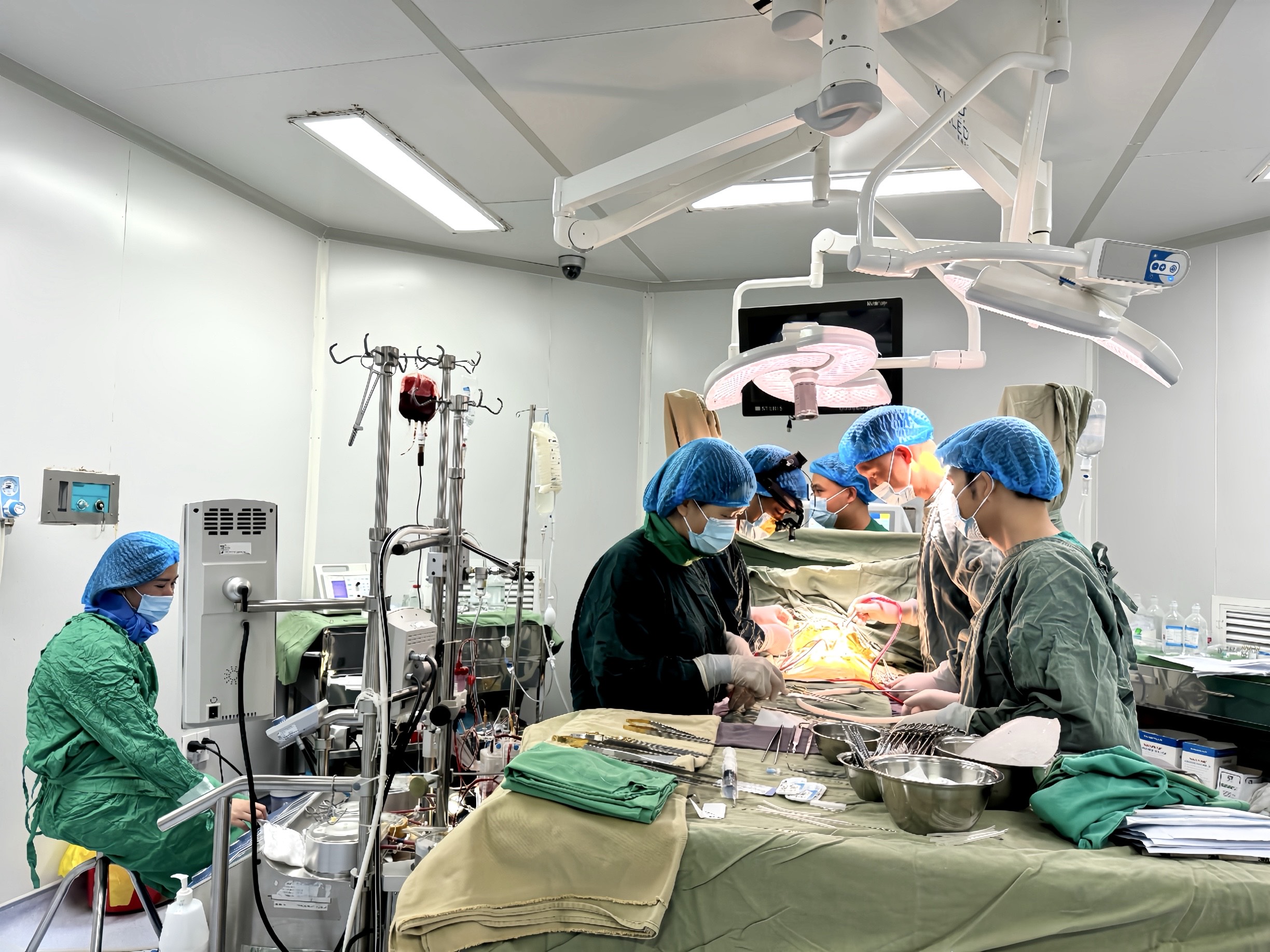 Phẫu thuật vá lỗ thông liên nhĩ và thắt ống động mạch rất lớn cho bé trai 3,8kg tại Bệnh viện Sản Nhi Bắc Giang