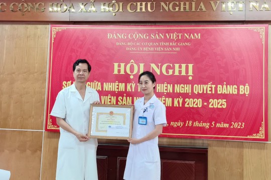 Giám đốc Sở Y tế Bắc Giang khen thưởng đột xuất Khoa Sơ sinh đã có thành tích xuất sắc trong cứu chữa người bệnh
